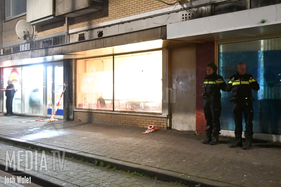 Politie onderzoekt kogelgaten in theehuis De Rijkestraat Gouda