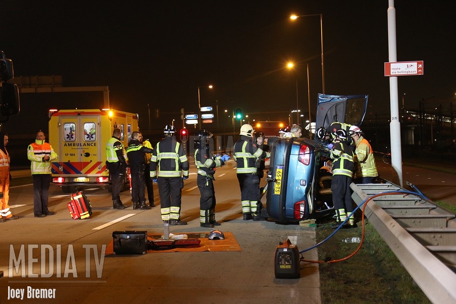 Automobilist bekneld na eenzijdig ongeval Vondelingenweg Rotterdam