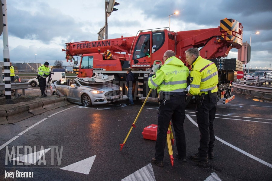Automobilist zwaargewond na aanrijding Gaderingviaduct Hoogvliet (video)