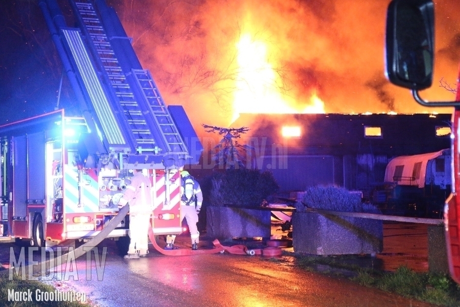 Asbest vrijgekomen bij uitslaande brand in schuur Hoonaardweg Oostvoorne (video)
