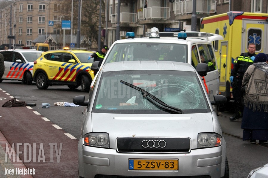 Fietser zwaargewond na aanrijding met auto Boezemstraat Rotterdam