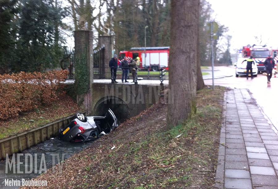 Auto op z'n kop in sloot Benedenrijweg Ridderkerk