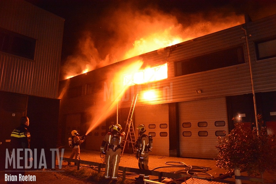 Zeer grote brand in bedrijfsverzamelgebouw Lorentzstraat Bleiswijk (video)