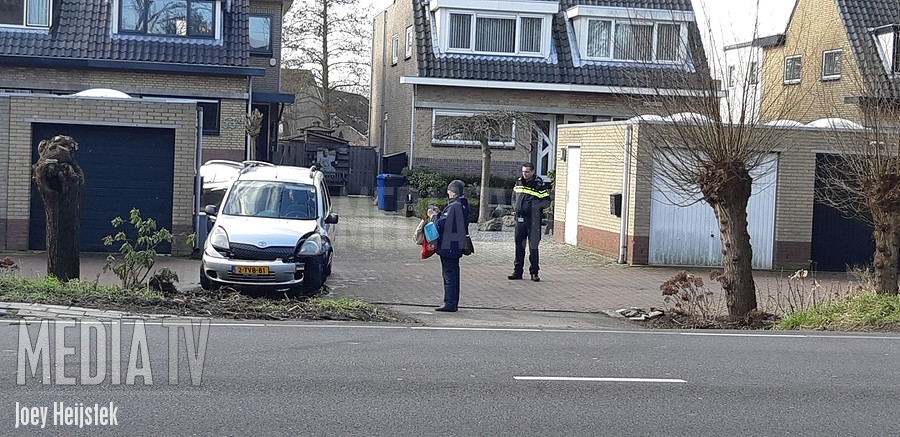 Automobilist rijdt water in Capelseweg Capelle aan den IJssel