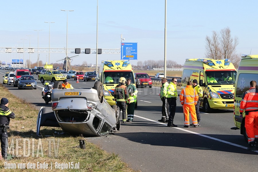 Auto slaat over de kop na ernstige aanrijding A4 Leiden