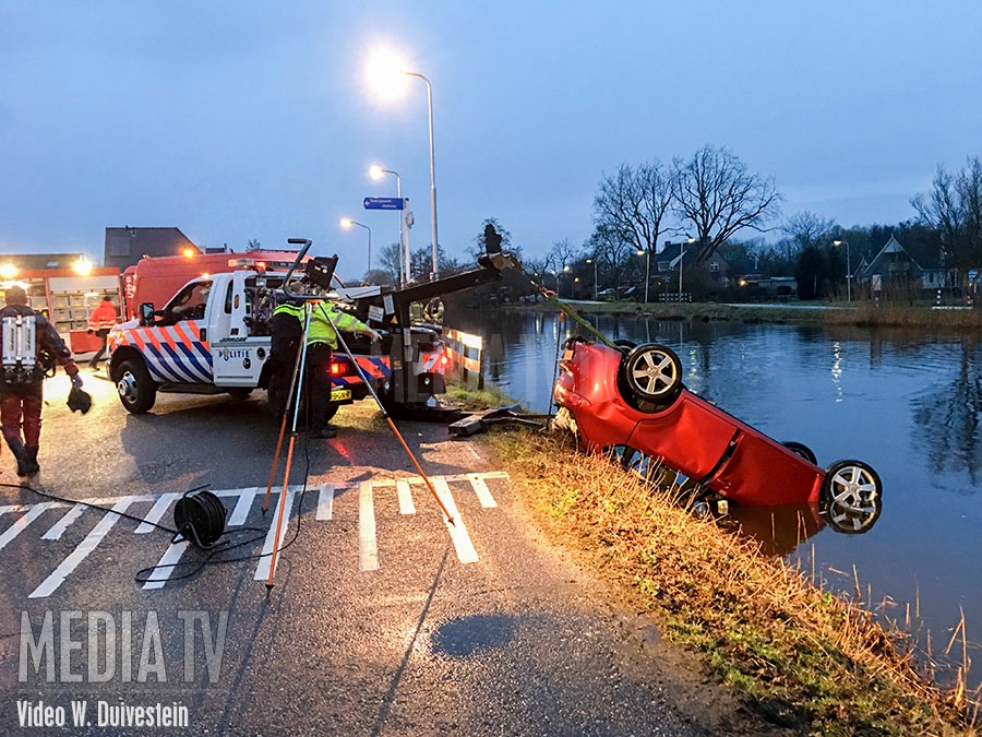 Auto te water na achtervolging Hofwegen Bleskensgraaf (video)