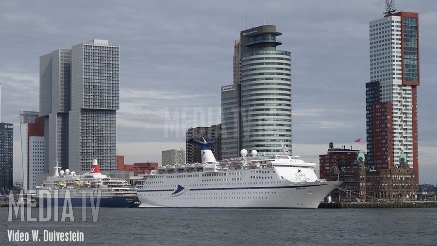 Twee cruiseschepen in Rotterdam