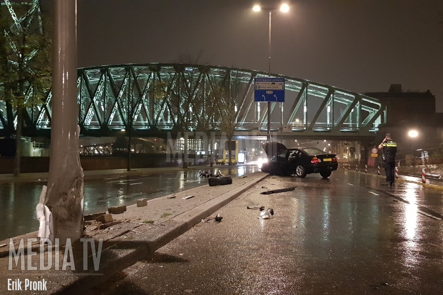 BMW knalt op lichtmast Prins Hendrikkade Rotterdam