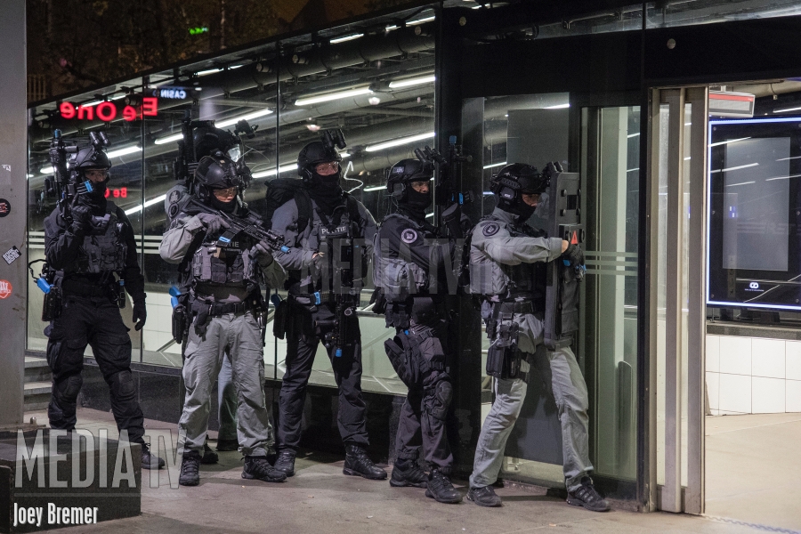 Antiterreureenheid oefent aanslag op Koningsdag in metro Rotterdam