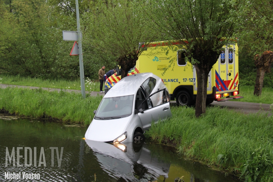 Auto te water na aanrijding Holyweg Vlaardingen