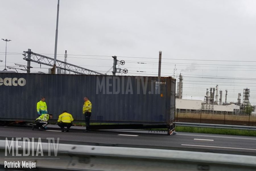 Vrachtwagen verliest container snelweg A15 Botlek
