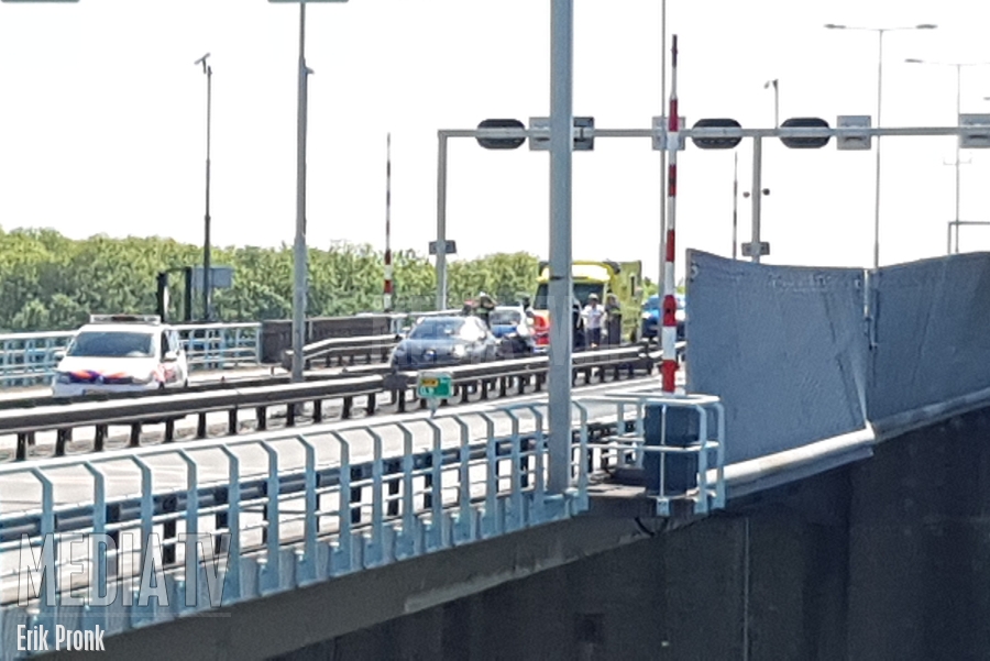 Motorrijder klapt achterop auto Hartelbrug Spijkenisse