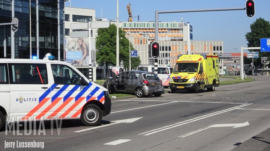 Gewonde en veel schade na aanrijding Ahoyweg Rotterdam