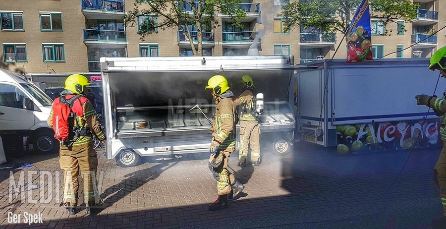 Viskraam zwaar beschadigd na brand op weekmarkt Marinus Bolkplein Rotterdam