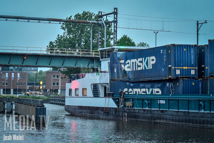Containerschip ramt spoorbrug in Gouda
