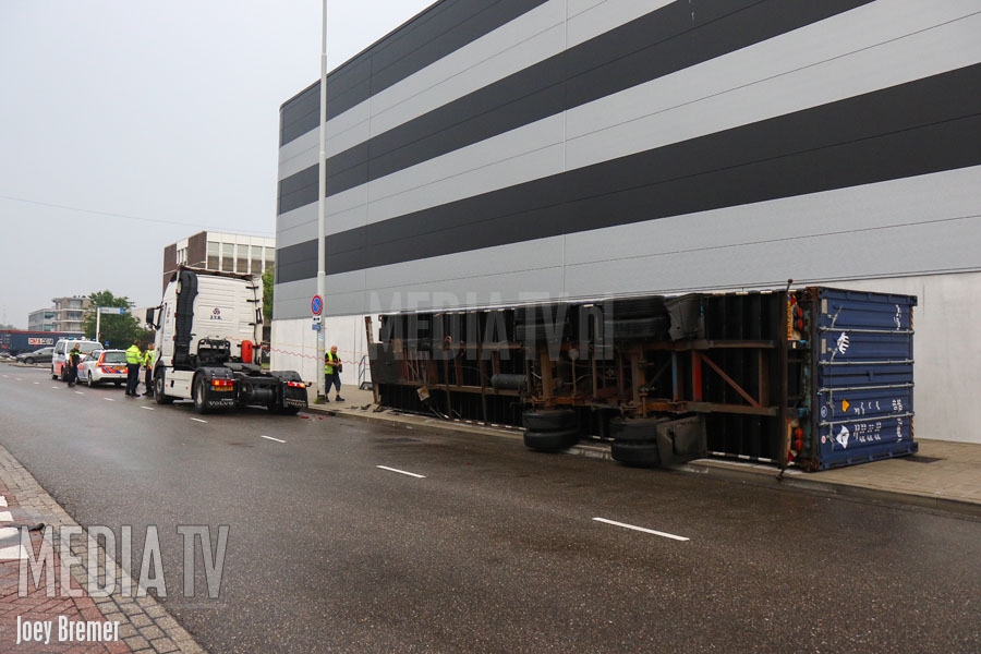 Vrachtwagen met stukgoed gekanteld in Waalhaven