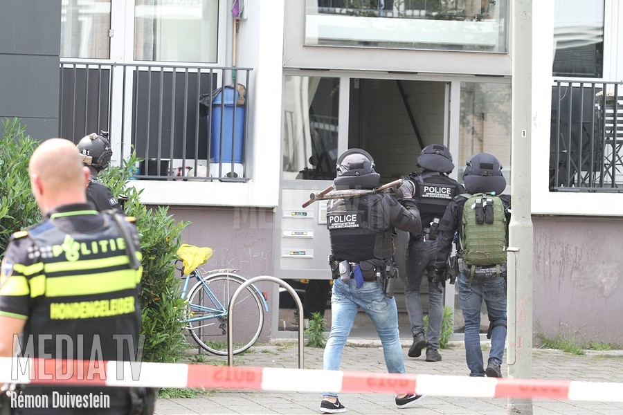 Politie schoot terecht op man met zwaaiende hakbijl in Schiedam