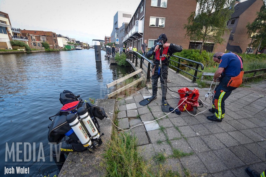 Boot met 5 opvarenden slaat om in Oude Rijn Alphen aan den Rijn