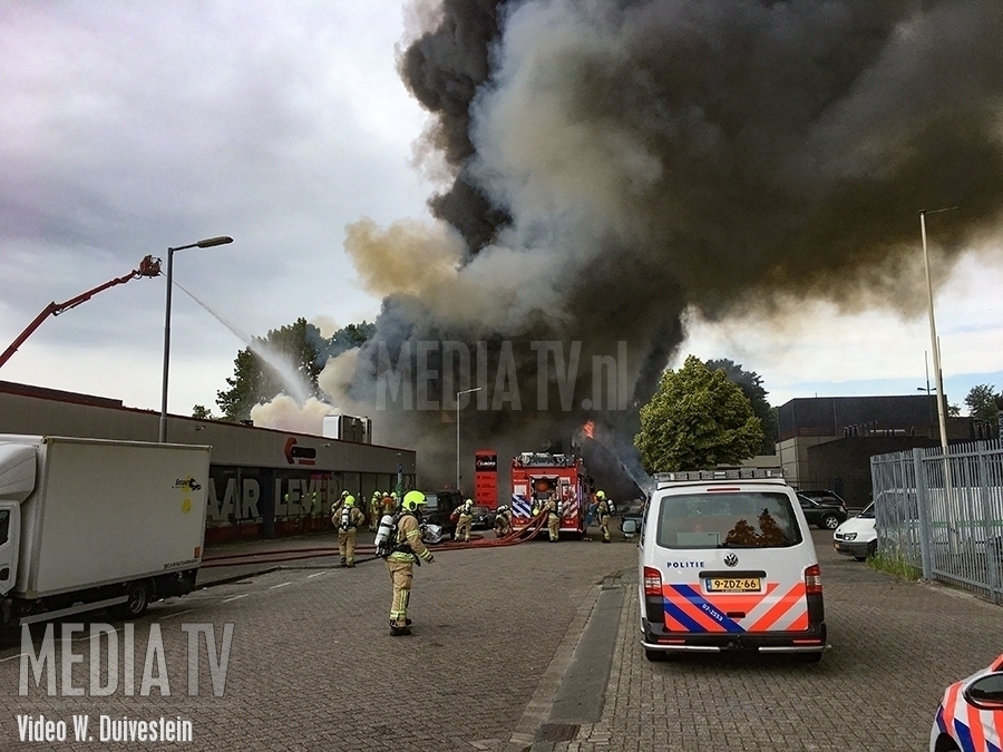 Zeer grote brand in garagebedrijf Vlambloem Rotterdam (video)