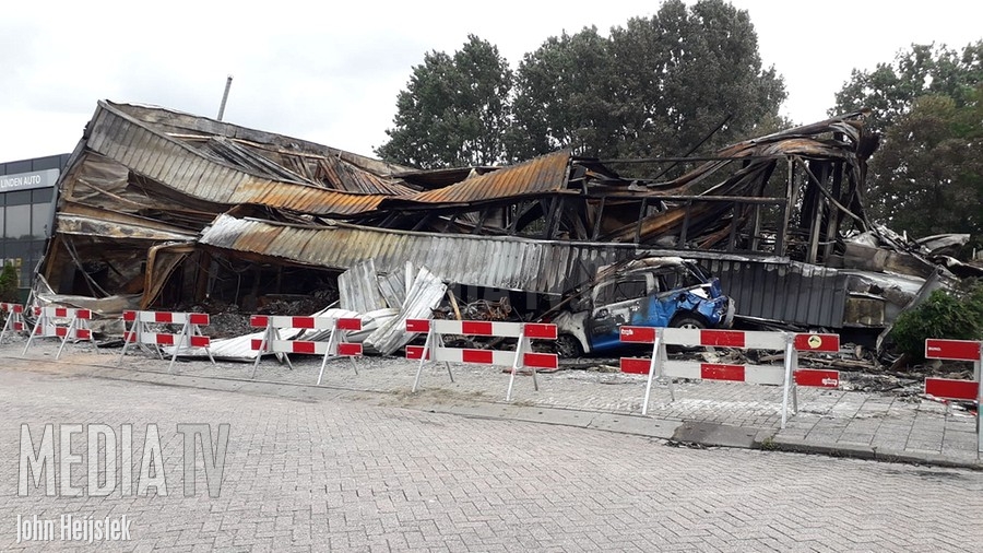 The day after : Zeer grote brand verwoest garagebedrijf Vlambloem Rotterdam