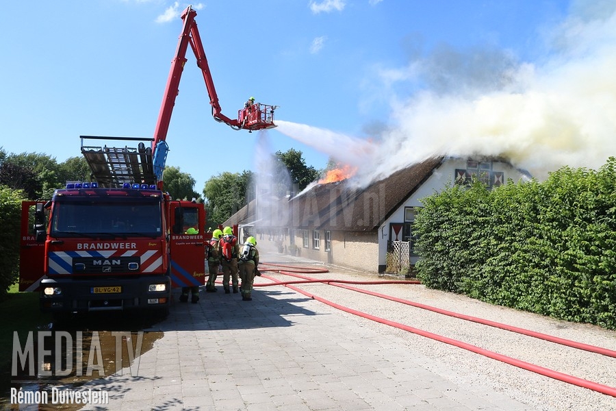 Grote brand in voormalig restaurant 's-Gravenweg Capelle a/d IJssel (video)