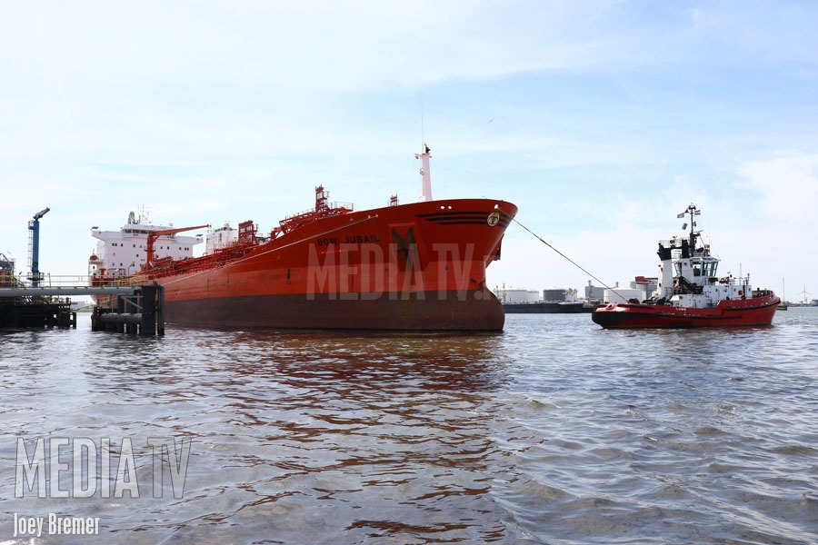 Grote olielekkage na aanvaring in Rotterdamse haven (video)