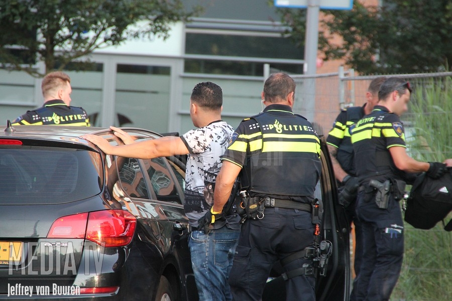 Geld, wapens en drugs in beslag genomen tijdens preventieve actie in Rotterdam-Zuid (video)