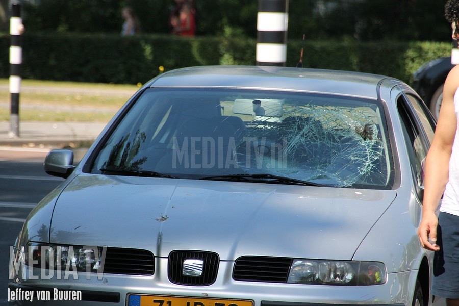 Fietsster gewond na aanrijding met auto Spinozaweg Rotterdam