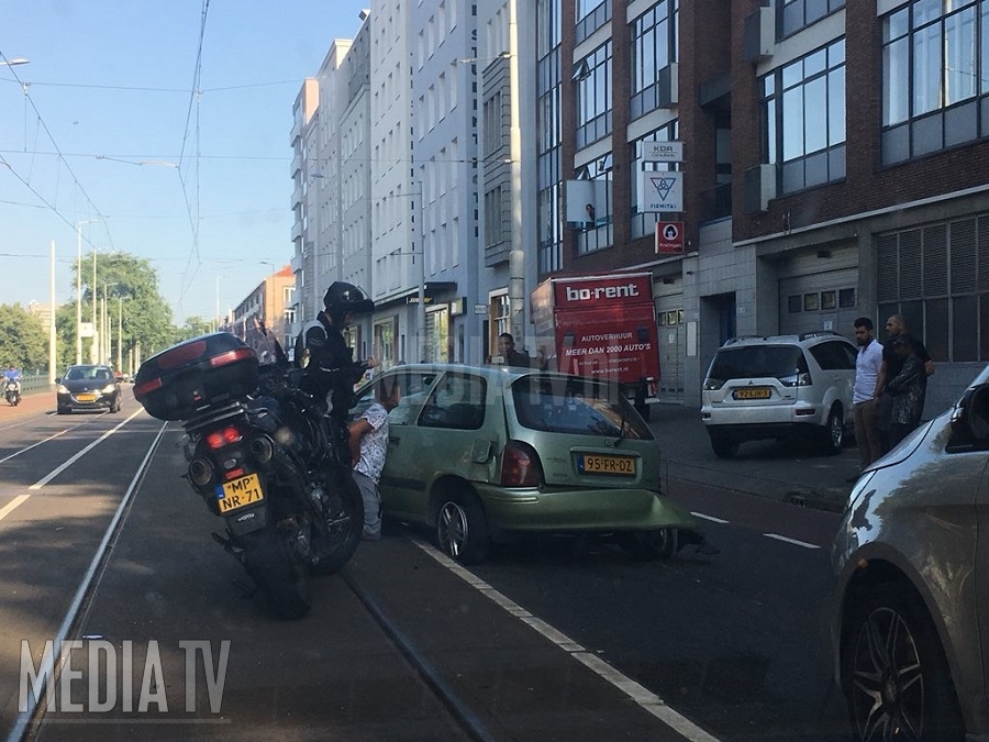 Beschonken automobilist richt ravage aan op Oostzeedijk in Rotterdam