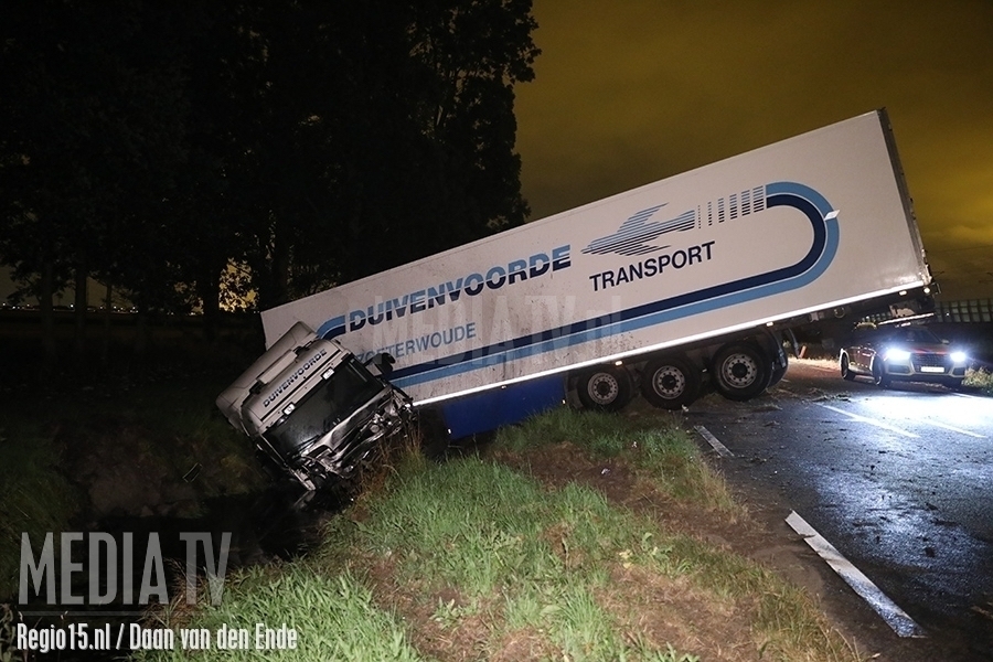 Vrachtwagen rijdt sloot in N209 Bleiswijk