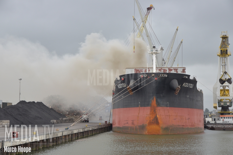 Grote brand op zeeschip 's-Gravendeelsedijk Dordrecht (video)