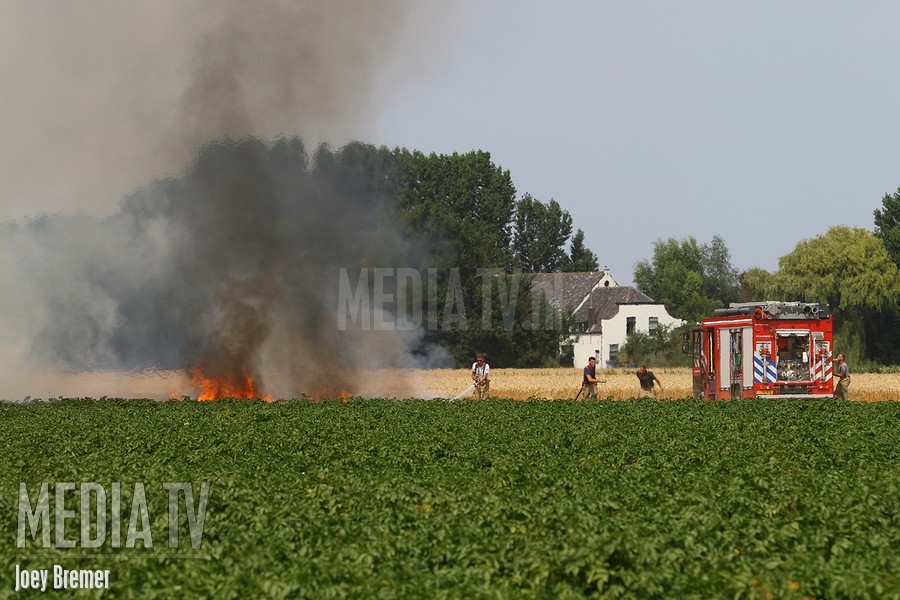 Boeren ondersteunen brandweer bij brand in veld Schaapsweg Den Bommel