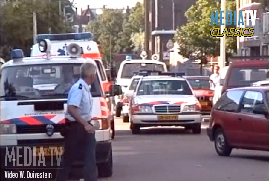 MediaTV Classics (1995): Politiebus schept kinderen Duivenvoordestraat Rotterdam (video)