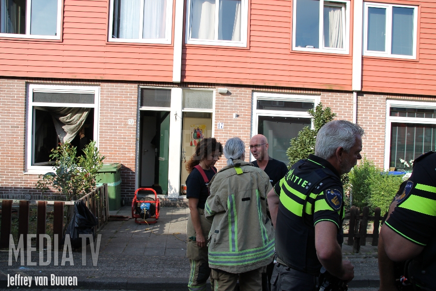 Kinderen en hond gered uit brandende woning Oost-Pietermanstraat Rotterdam