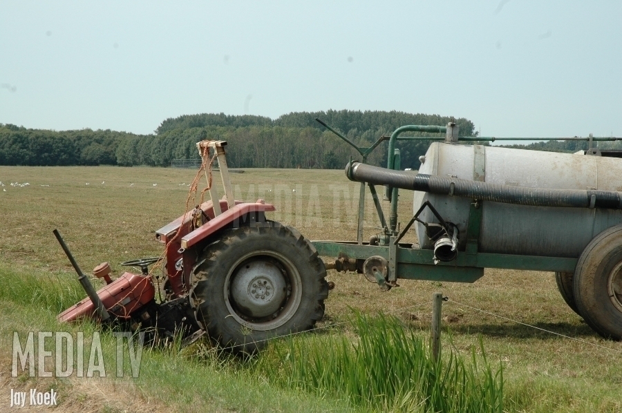 Man met tractor te water Zuidbuurt Maassluis