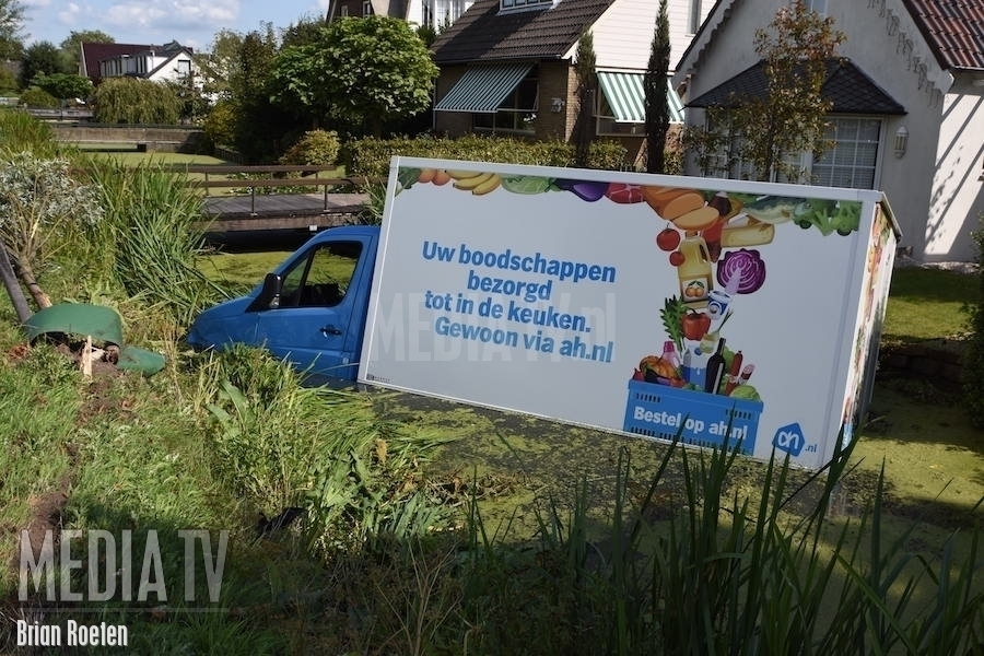 Bestelbus Albert Heijn te water in Bleiswijk na onenigheid in verkeer