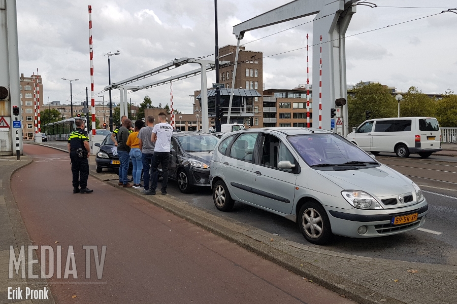Drie personenauto's botsen op Mathenesserbrug Rotterdam
