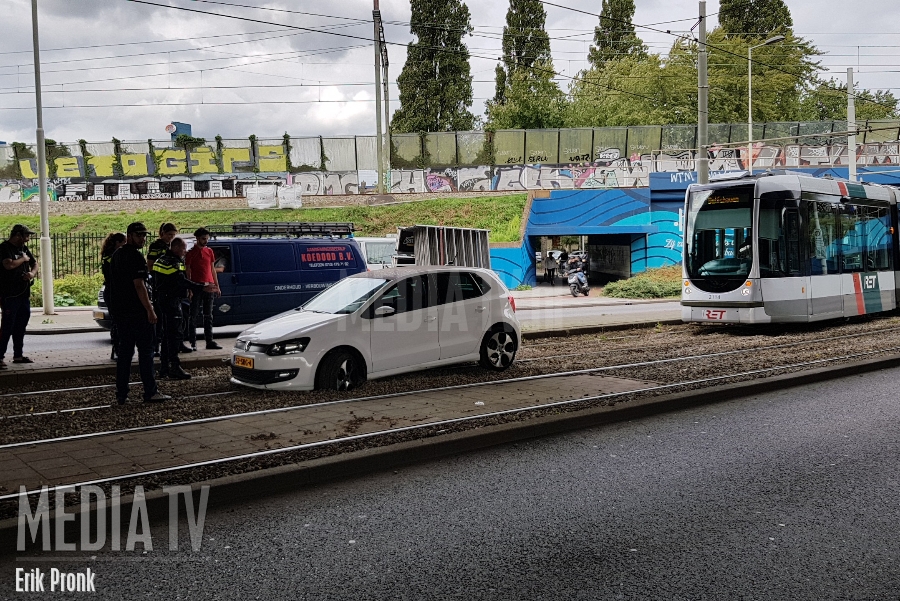Auto rijdt zich muurvast op trambaan Muizegaatje Rotterdam (video)