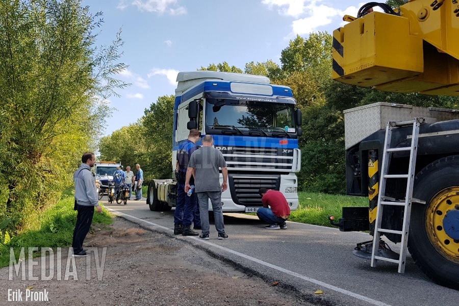 Vrachtwagen weggezakt tijdens straatje keren Polderweg Schiedam