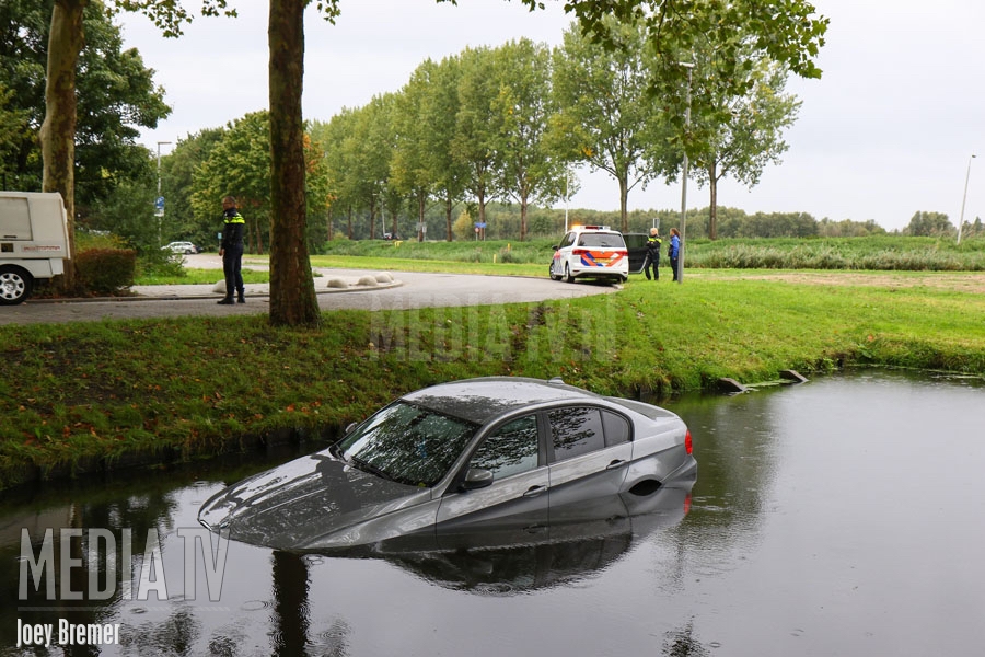 Alcomobilist raakt met BMW te water in Rotterdam