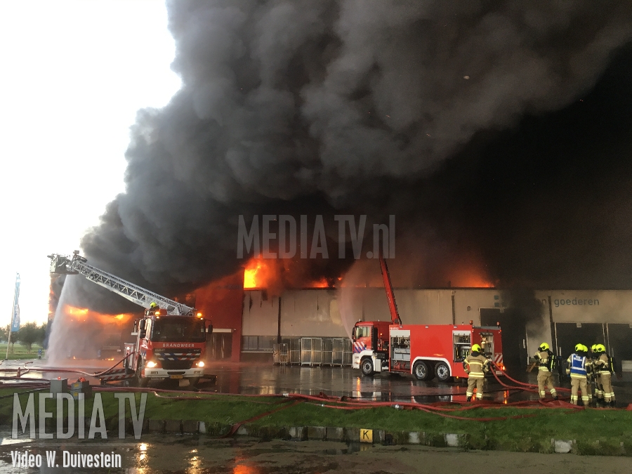 Zeer grote brand in bedrijfsloods Molenaarsgraaf (video)
