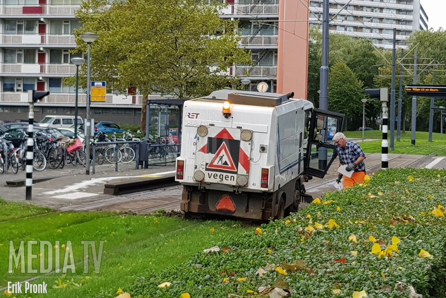 Weggezakte veegwagen blokkeert tramspoor Bachplein Schiedam