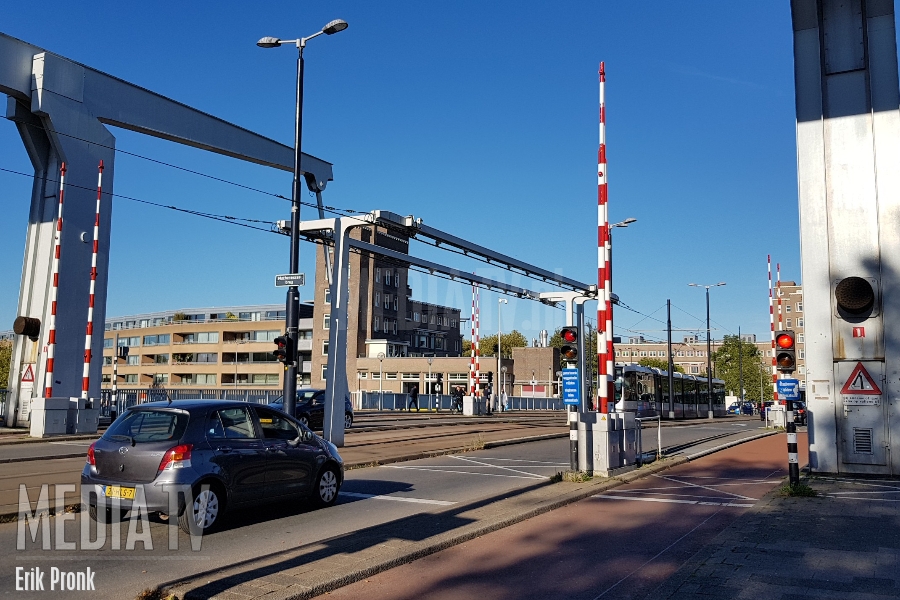Verkeerslichten Mathenesserbrug Rotterdam weer in storing