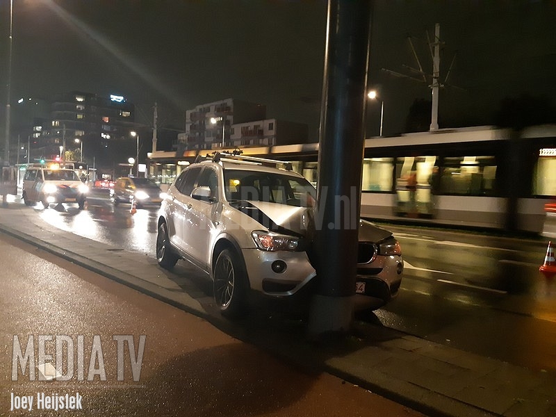 Automobilist botst frontaal op verkeersmast Vasteland Rotterdam