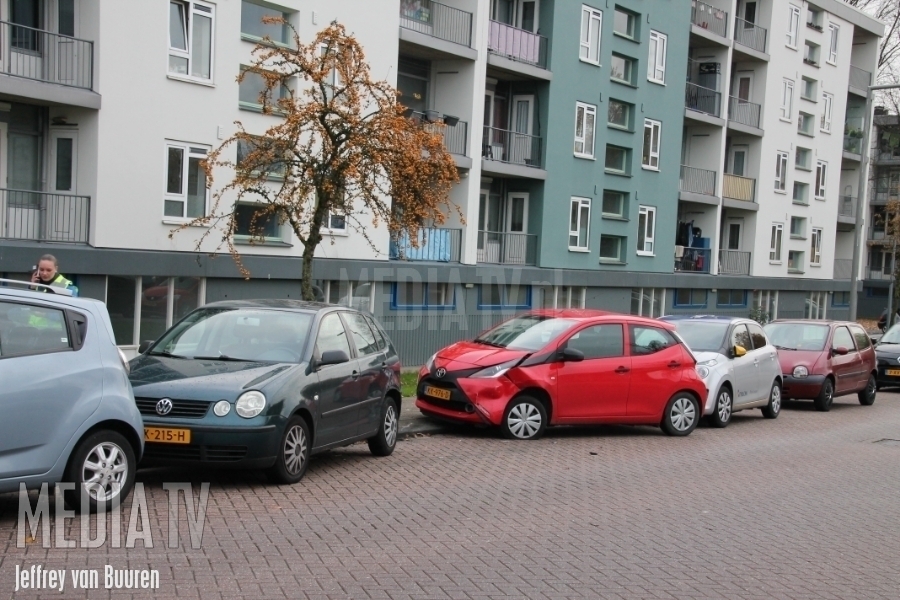 Automobilist rijdt tegen geparkeerde auto's Aesopusviaduct Rotterdam