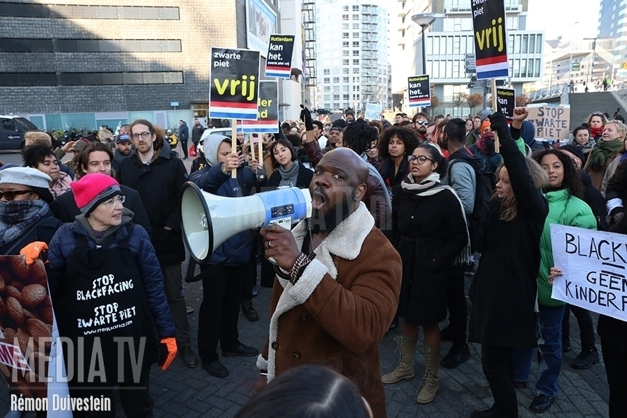 Kort opstootje bij demonstratie tegen Zwarte Piet Willemsplein Rotterdam (video)