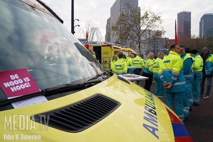 Ambulancepersoneel legt twee uur lang het werk neer in Rotterdam (video)