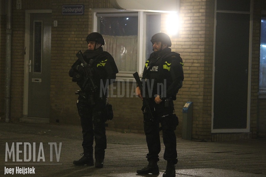 Zwaar bewapende agenten op de been bij woning Duisburghof Rotterdam