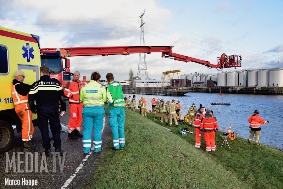 Bestuurder overleden en vermiste redder na auto te water in Hollandsche IJssel (video)