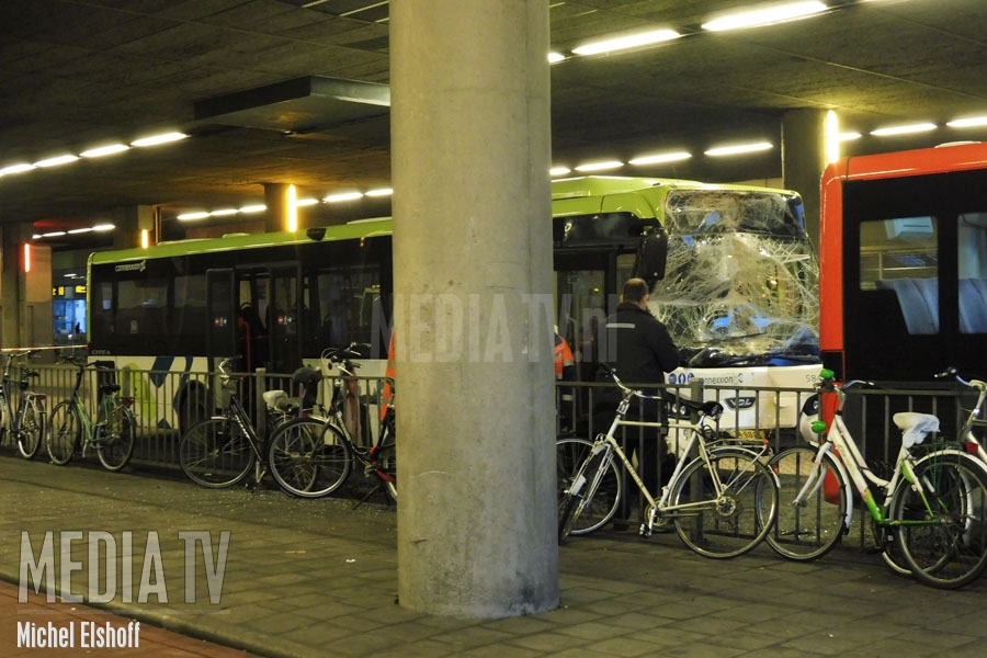 Lijnbussen botsen op busstation Rotterdam Zuidplein